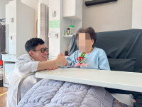 인천 검단수한방병원, 어버이날 맞아 환자들에게 카네이션 전달