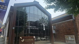 한국근대문학관, 인천전시실 외벽에 여름 시창(詩窓) 게시