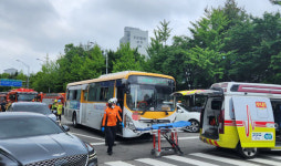 성남시 분당구 수내동 일대에서 마을버스 차량 6대 들이받아