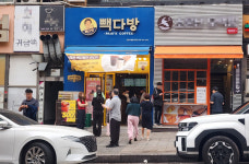 빽다방 할인공세 동네카페는 웁니다