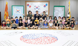 이재식 수원시의회 의장, 광복 80주년 기념 태극기 손도장 찍기 행사 참석