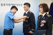 중부해경청, 책임과 헌신 빛난 상반기 모범공무원 신기택·김민경 경위 선정