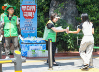 무더운 날씨엔 시원한 물이 최고