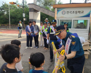 연천경찰서, 전곡초교서 학생 통학로 교통안전 캠페인 진행
