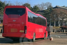 인천 강화전쟁박물관 정문 앞 관광버스 불법 세차 자행 물의