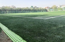 잔디 다칠라 자전거도 막는데… 계산체육공원 임시 주차장 논란