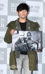 [포토] 성웅, 비 올땐 야상점퍼가 딱~