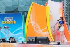 [포토] OBS 고궁사랑걷기 한마음 음악회 개최! 김그림, 아름다운 기타선율~