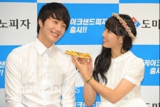 [포토] 수지, 일우오빠 피자 한 입 드셔보세요~