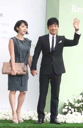 [OBS포토] '이병헌-이민정 결혼' 이윤진-이범수, '손 꼭잡고 다정하게~'
