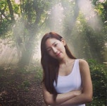 태연 숲속, 긴 머리 늘어뜨리고 청순 미모 과시 여신 자태