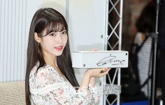 [OBS포토] 아이유, 사인 또한 예쁘네~