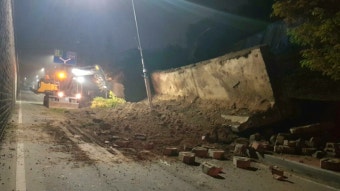 오산시 도로 옹벽 붕괴돼 12시간 차량 통제