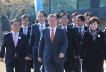 문 대통령 오늘부터 경제 행보…군산 방문