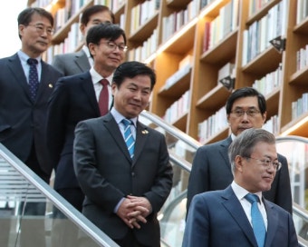 문 대통령, 자영업 종합대책 마련 지시