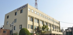 중학교 교문 앞 여학생 흉기 위협한 60대 여성