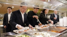 문 대통령, 기업체 구내식당 깜짝 방문…시민 목소리 경청