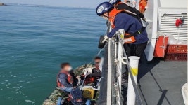 인천 앞바다 고무보트 표류…선원 2명 구조