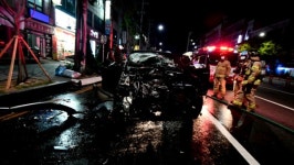 선거유세차 들이받은 SUV서 불…운전자 음주운전