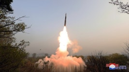 화성-18형 고체연료 ICBM 시험…2·3단 고각 방식