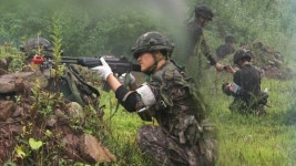 52살 예비역 상사의 빗속 훈련…국가 총력전