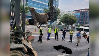 강남 언주역 인근 3m 깊이 싱크홀…차로 전면 통제