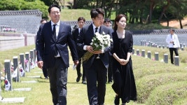 이준석, 5·18 묘지에 영남 국화 1천 송이 헌화