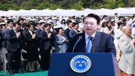 윤 대통령 내외, 사리반환 기념식…큰 경사