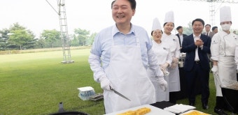 앞치마 두른 윤 대통령…기자들과 김치찌개 만찬