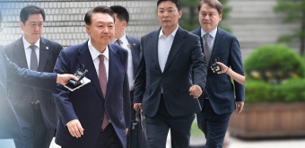 윤, 9차 공판 출석 '침묵'…내란 특검 수사 범위 확대