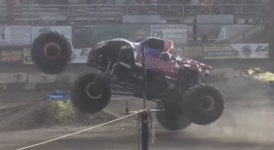 [오늘의 세계] 미국 몬스터 트럭 행사, 타이어 탈출해 탱탱