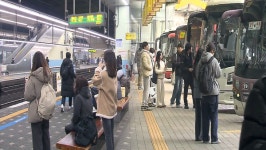 이른 귀성 행렬…수원역·버스터미널 북적