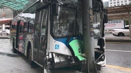 광명역 앞 인도로 시내버스 돌진…급발진 주장