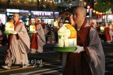 전통과 현대 아우른 연등, 세상을 밝히다