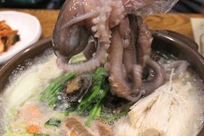 쫄깃한 묵말랭이와 직접 반죽한 칼국수가 들어간 낙지볶음으로 잃어버린 봄철 입맛을 되살려줄 관평동 맛집