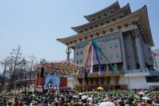 밀교 랜드마크 우뚝