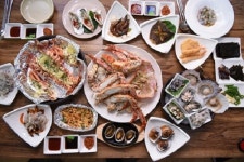 제주도 봄여행 코스 추천 서귀포맛집 빨간대게, 살이 꽉 찬 대게, 킹크랩과 정갈한 밑반찬으로 식도락 여행에 적합