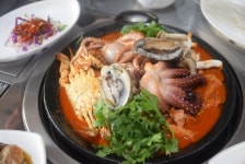 신선한 제주도 애월 현지인 맛집 백번가든, 푸짐한 전복낙지김치찜 제공