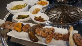 풍성한 음식과 특선요리를 맛볼 수 있는 제주 애월 맛집 돌담집