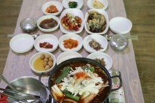 안면도 맛집 꽃지꽃게집, 시원한 게국지와 게장 선보여