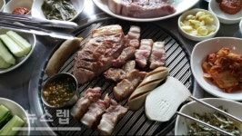 두툼한 흑돼지에 참숯 향과 복분자향 느낄 수 있는 제주도 중문 맛집 돈가득