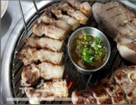 제주도 서귀포 중문 맛집 돈가득, 은은한 참숯 향과 풍부한 육즙의 흑돼지 구이 제공