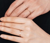 보헤미안랩소디 선율을 닮은 감각적인 커플링…연인을 위한 특별한 크리스마스 이벤트 선물로 각광