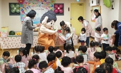 아기부처님 어린이집에 등장