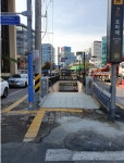 김경우 서울시의원, 지하철 출구 점령한 전신주 뽑아내