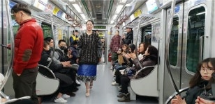 대구도시철도 역사 전동차 내 이색 패션쇼 열려