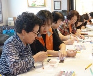 경주박물관, 경로당서 치매 노인 예술 체험 진행