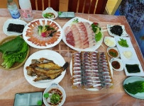 제주 성산일출봉 맛집 신산포구 자연산횟집, 신선한 자연산회로 여행객과 현지인 모두 사로잡아