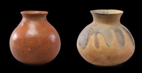 붉은색의 광택, 세련된 무늬 청동기 토기 전시