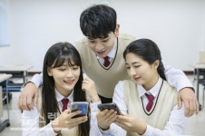 수험생 스마트폰 교체 늘어…중고폰 매입 소녀폰 현명한 구매해야